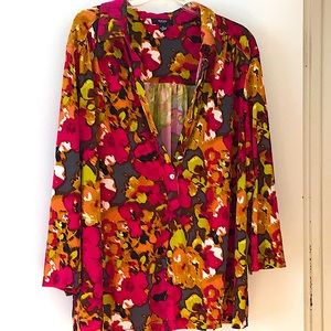 70s inspired blouse with 3/4 sleeves.